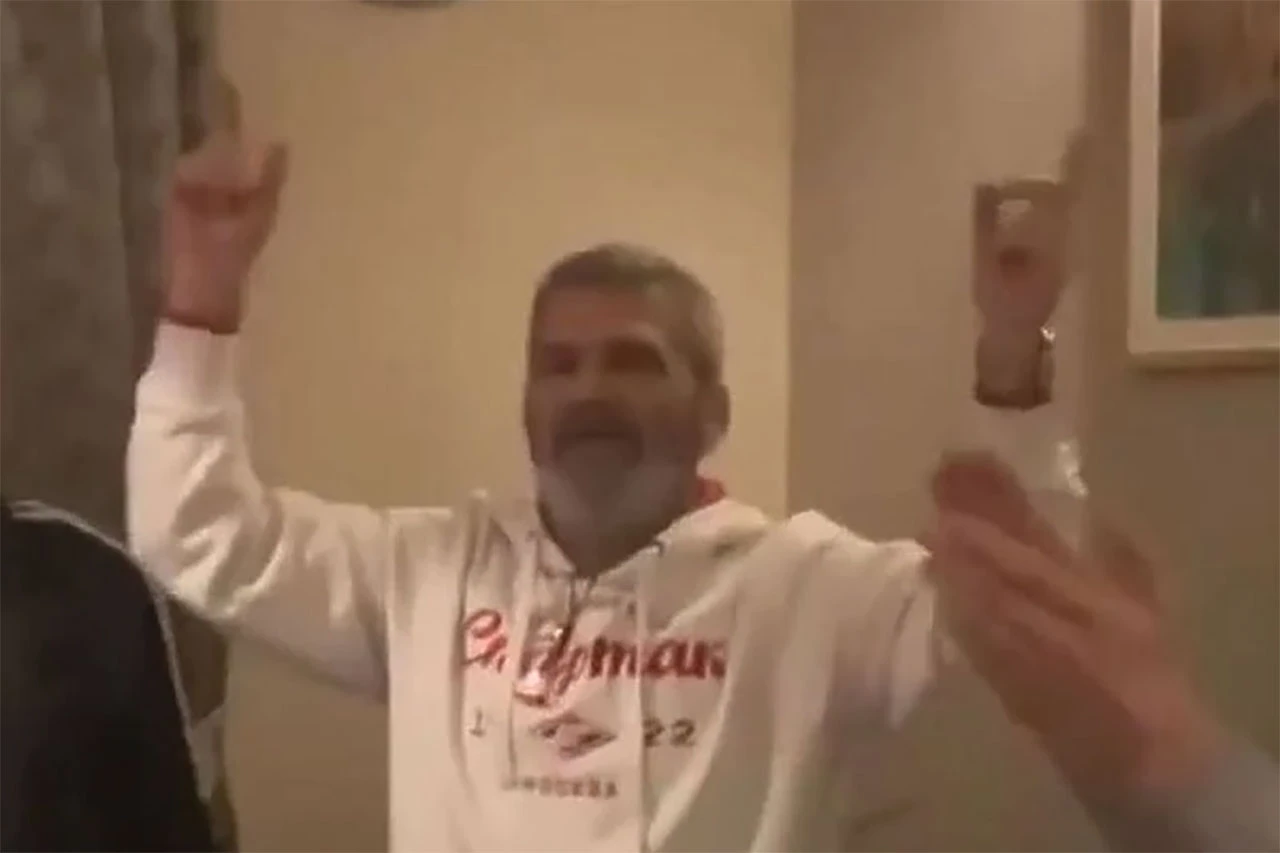 VIDEO | Baka napravio show u kafiću: Jedna pjesma ga je posebno dirnula