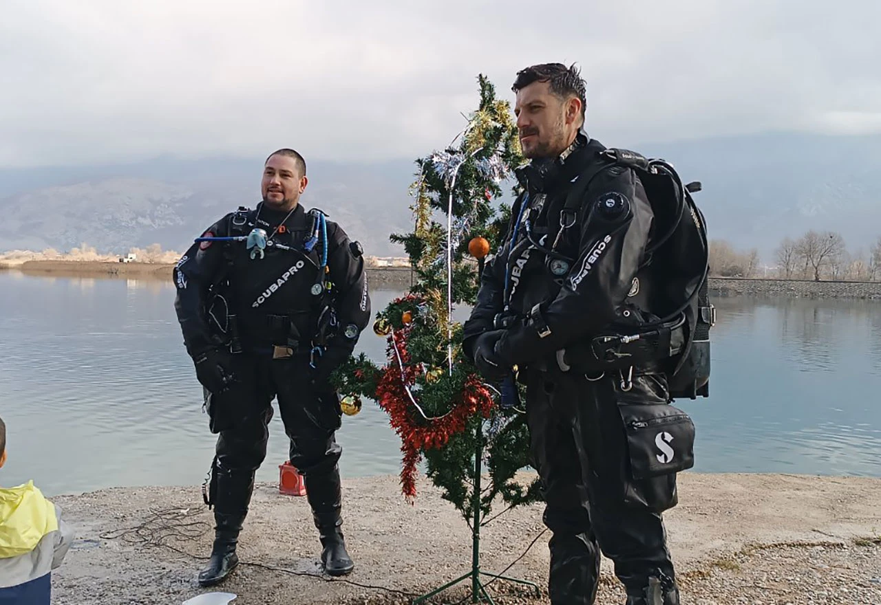 Mostarci potopili okićeni bor u Mostarsko jezero