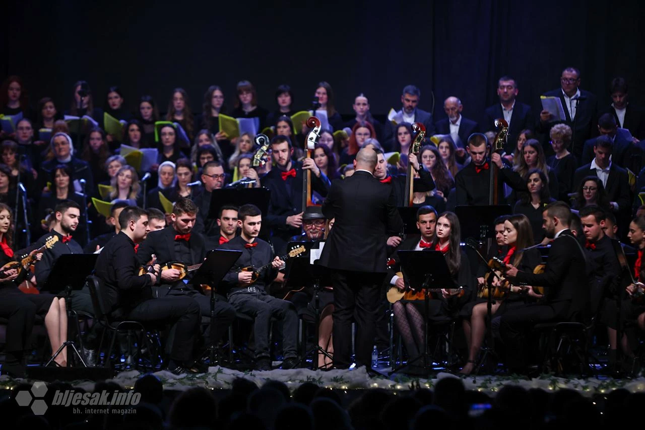 FOTO | Više od stotinu izvođača oduševilo prepunu Kosaču