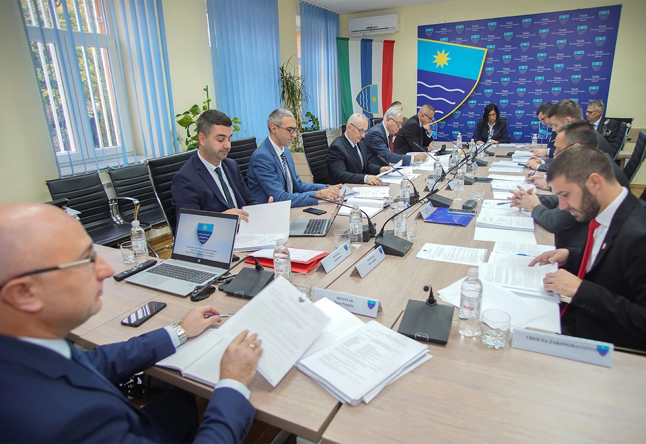 Vlada i novac: Ništa od proračuna, utvrđena satnica i novi novac mostarskom aerodromu