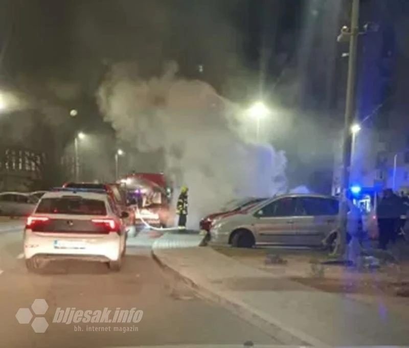 Mostar: U Centru 2 gorio automobil