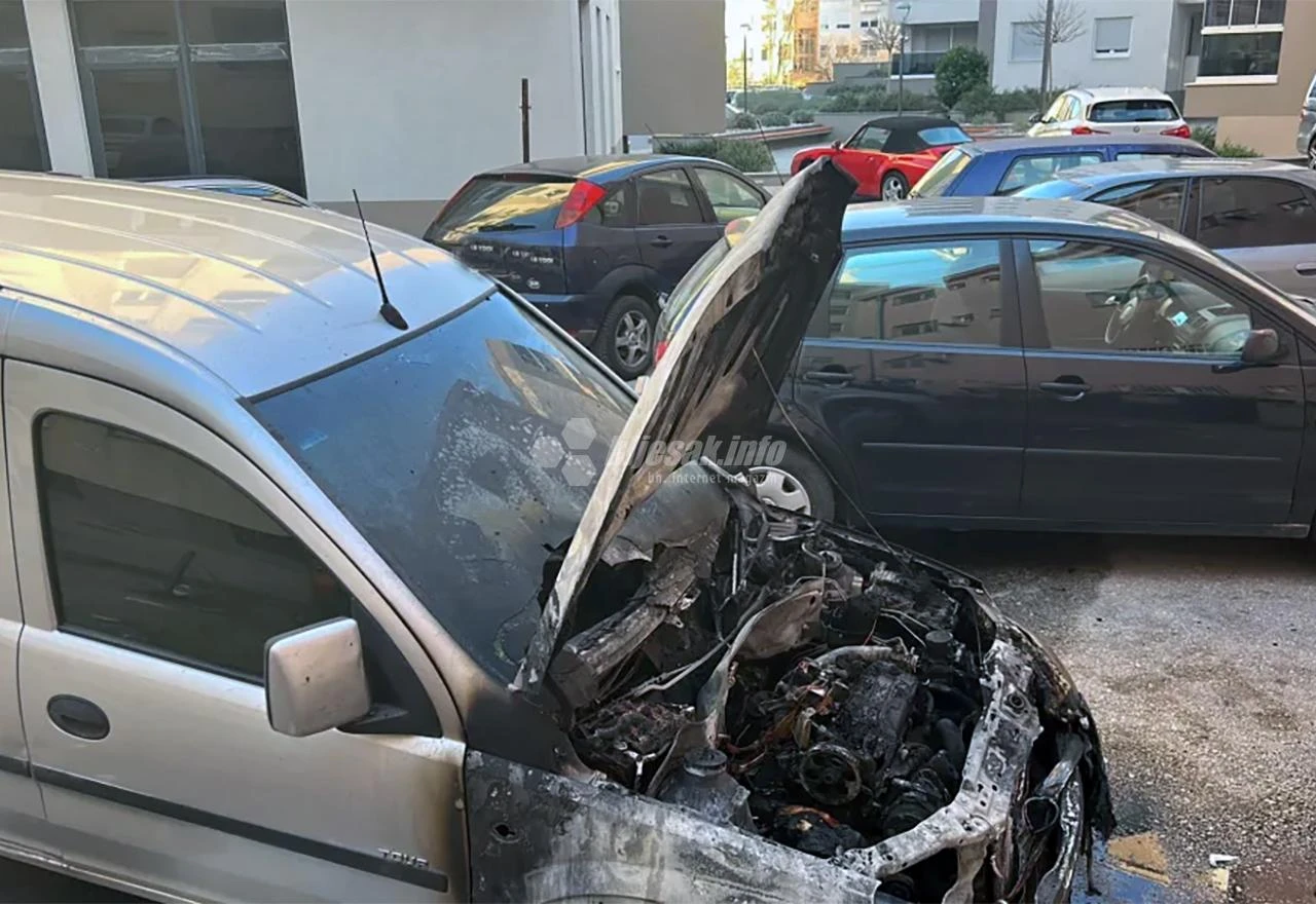 FOTO | U Mostaru izgorio automobil