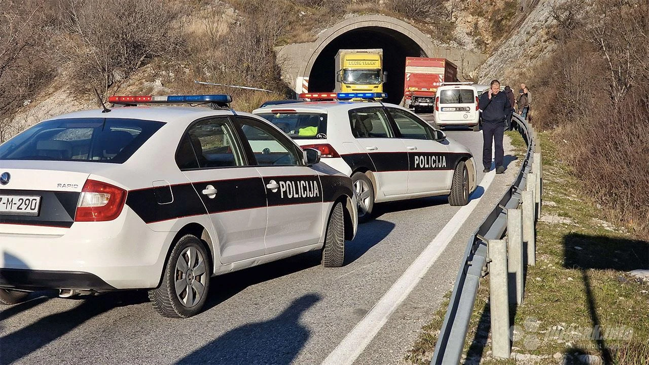 FOTO Stravične fotografije nesreće kod tunela Vidikovac, automobilu izletio motor 