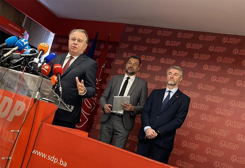 Iz Trojke reagirali na Schmidtovu najavu: Izborni proces mora biti transparentniji