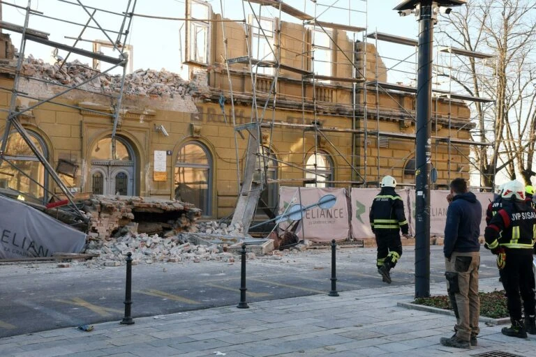 Urušila se skela sa zgrade koja se obnavlja od potresa, stradala dvojica radnika
