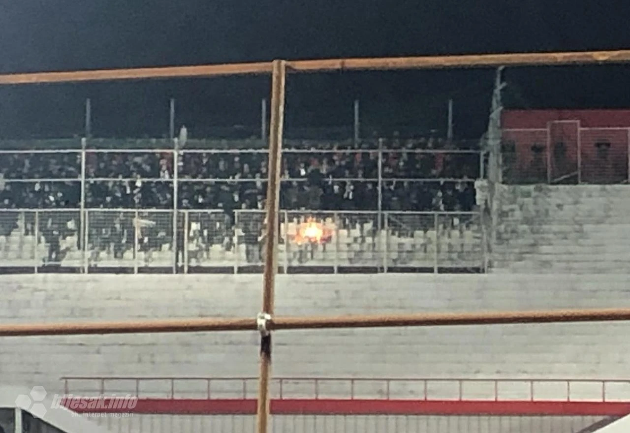 Tijekom utakmice zapaljene stolice na stadionu