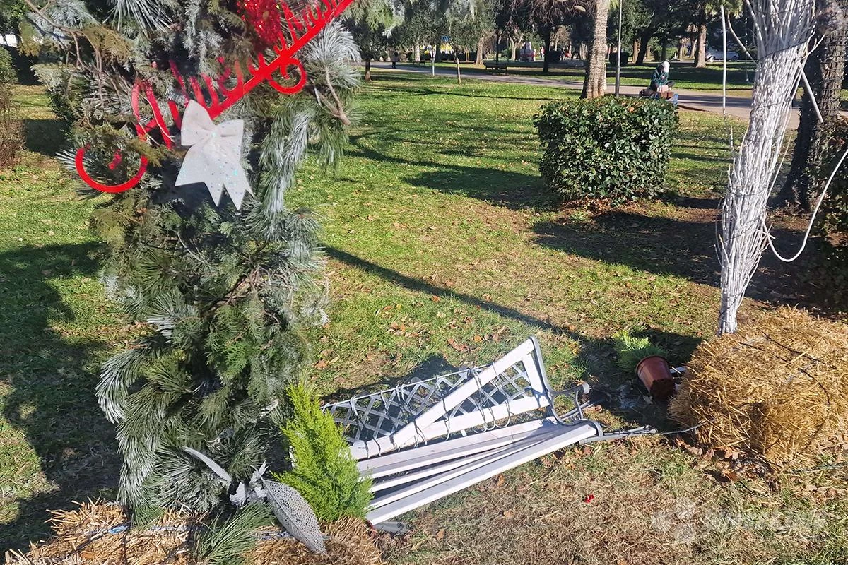 Advent u Mostaru - Uništena klupa za stvaranje uspomena