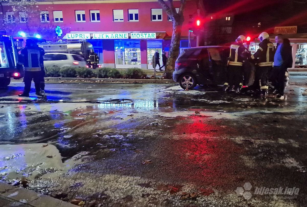 VIDEO | Požar u Mostaru: Na ulici planuo automobil, intervenirali vatrogasci