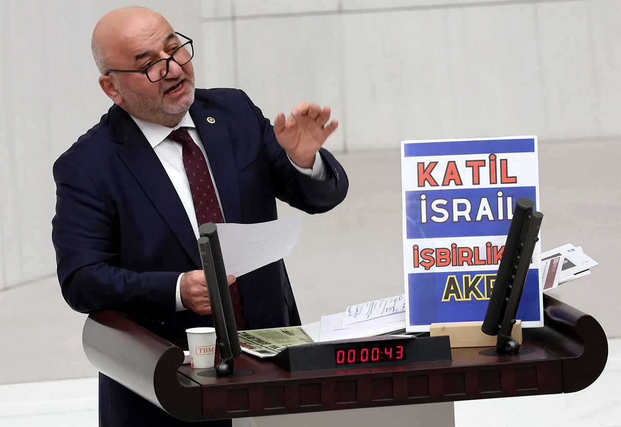 VIDEO Zastupnik prokleo Izrael pa doživio infarkt za govornicom