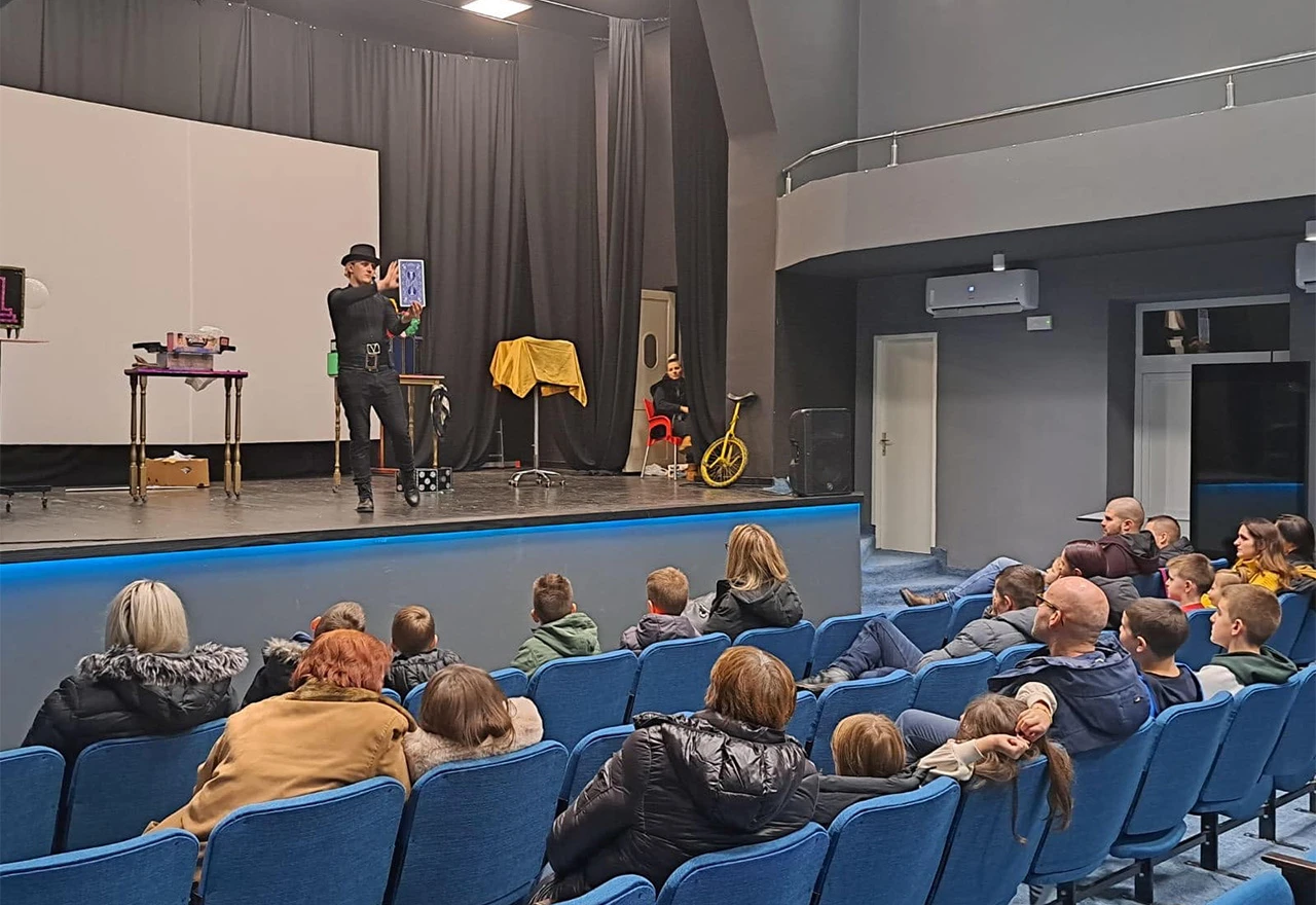 Mađioničar Staneli trikovima oduševio mališane u Mostaru
