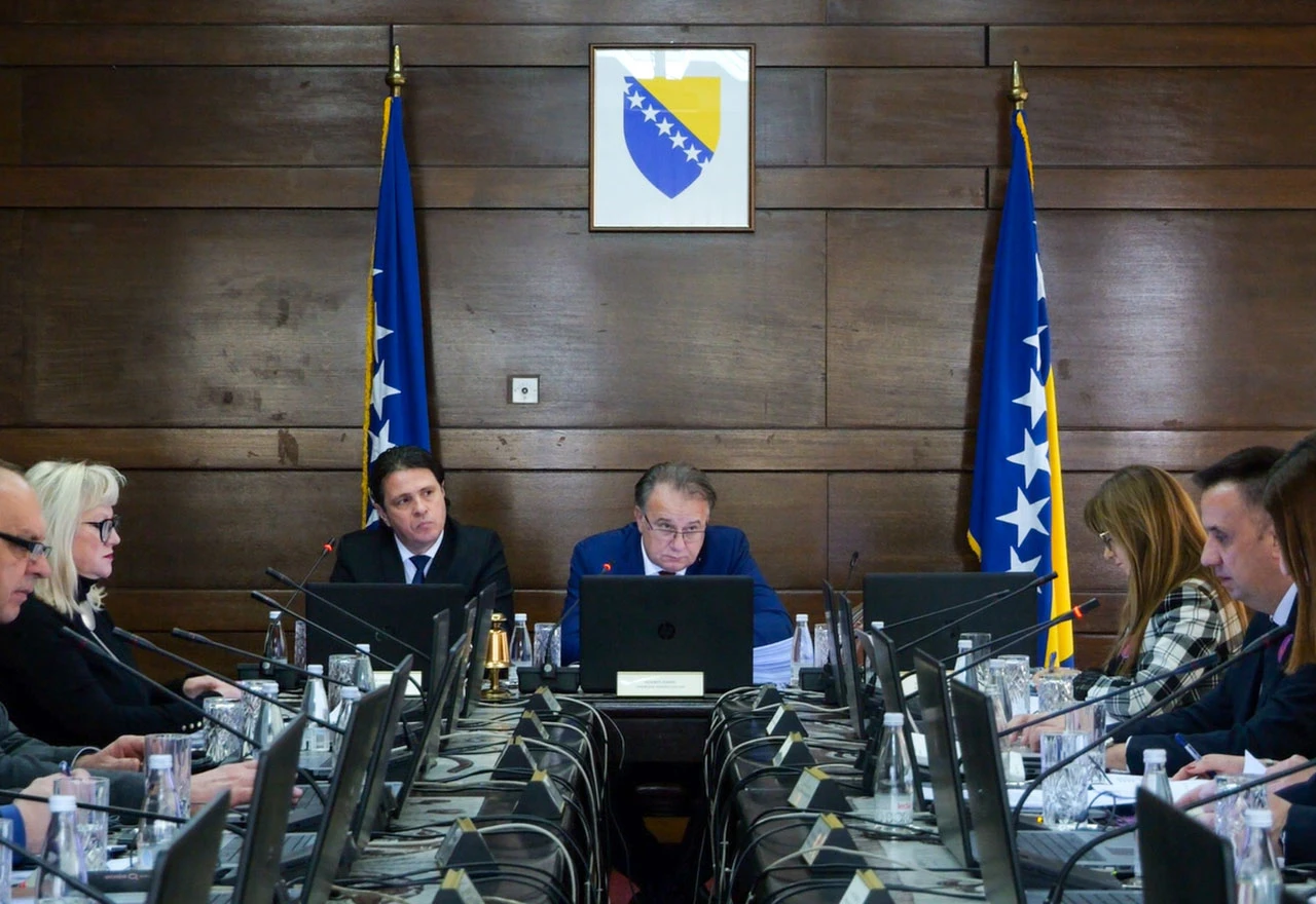 Vlada FBiH donijela uredbu o isplati pomoći radnicima u visini do 2.520 KM