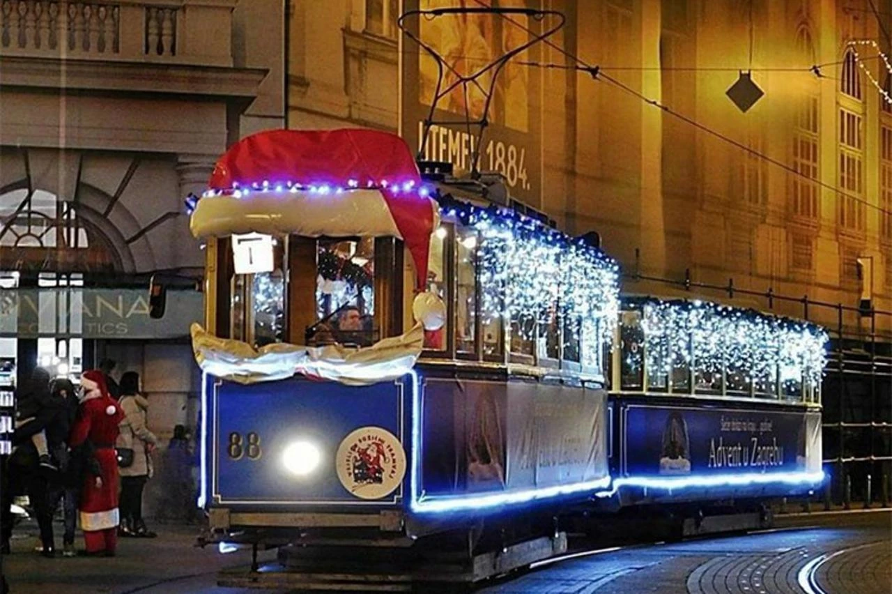 U ZET-ovom tramvaju Djeda Mraza ore se Čavoglave uz pozdrav “za dom”