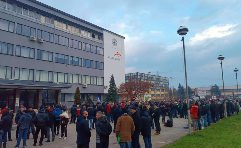Nisu dobili odgovore! - Radnici zeničkog ArcelorMittala i danas pred zgradom uprave