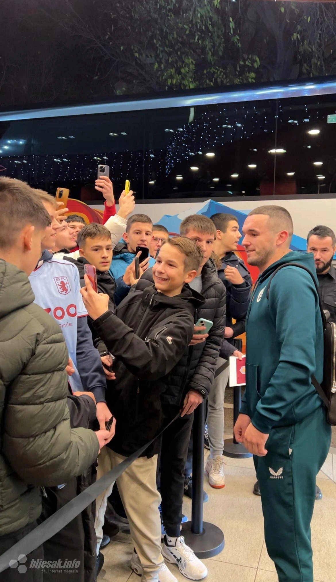 Aston Villa stigla u stilu: Luksuzni dolazak u Hotel Mepas prije utakmice s Plemićima