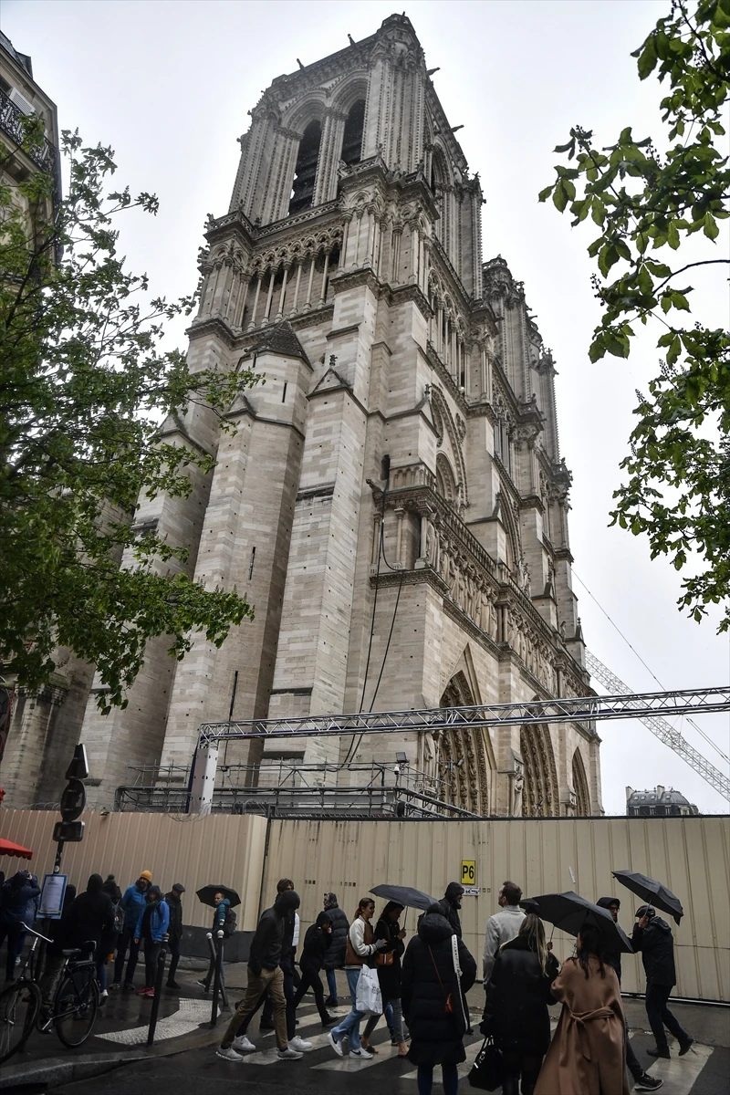 Macron poziva papu Franju na ponovno otvaranje katedrale Notre Dame