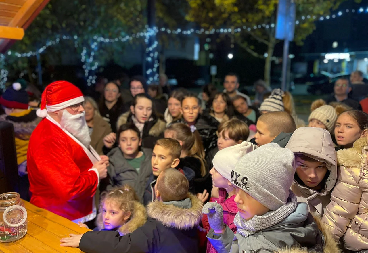 Zabava i pokloni za mališane u Centru 2