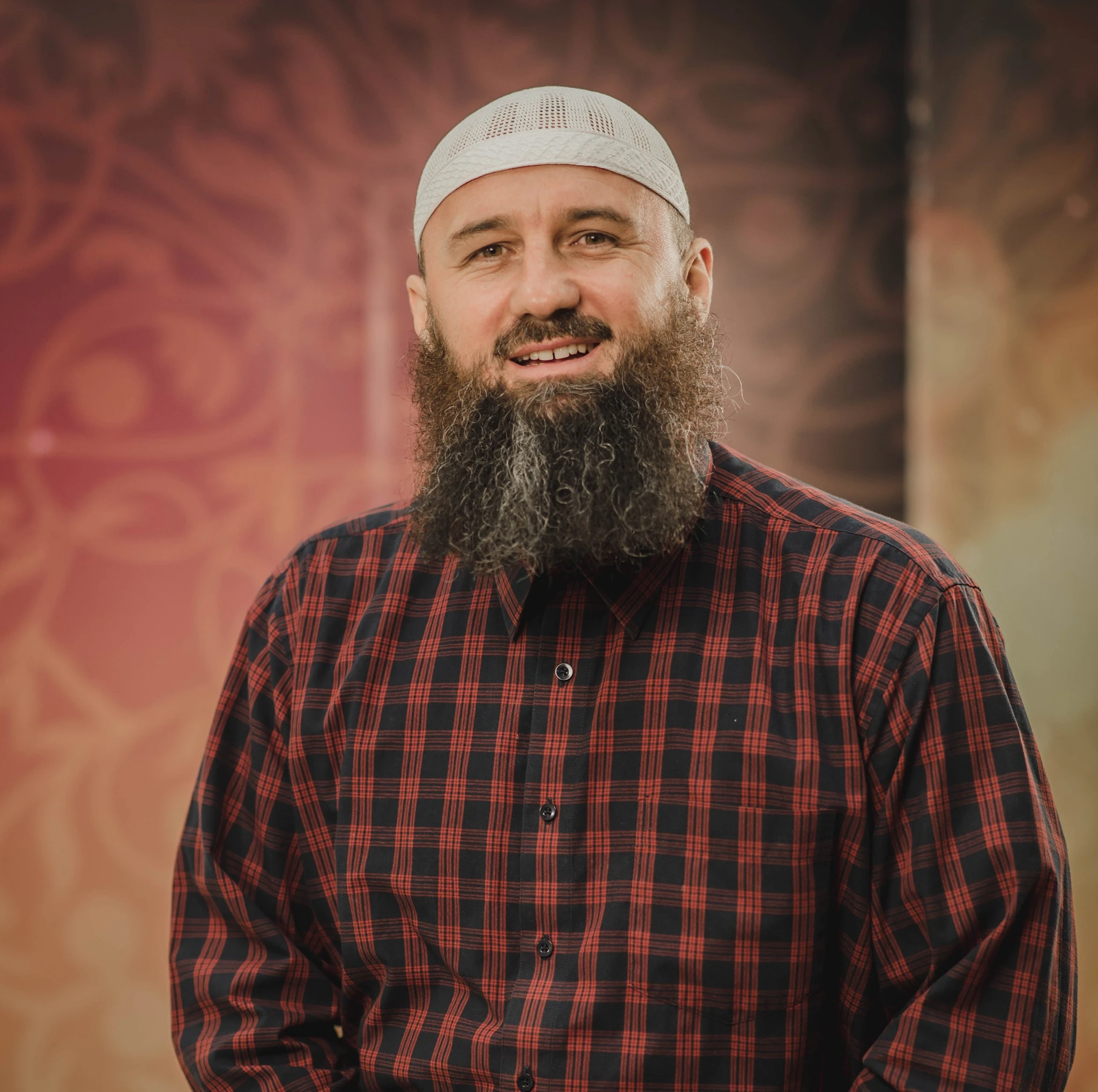 Islamski influencer iz BiH: Na internetu obučava muškarce kako da tuku žene