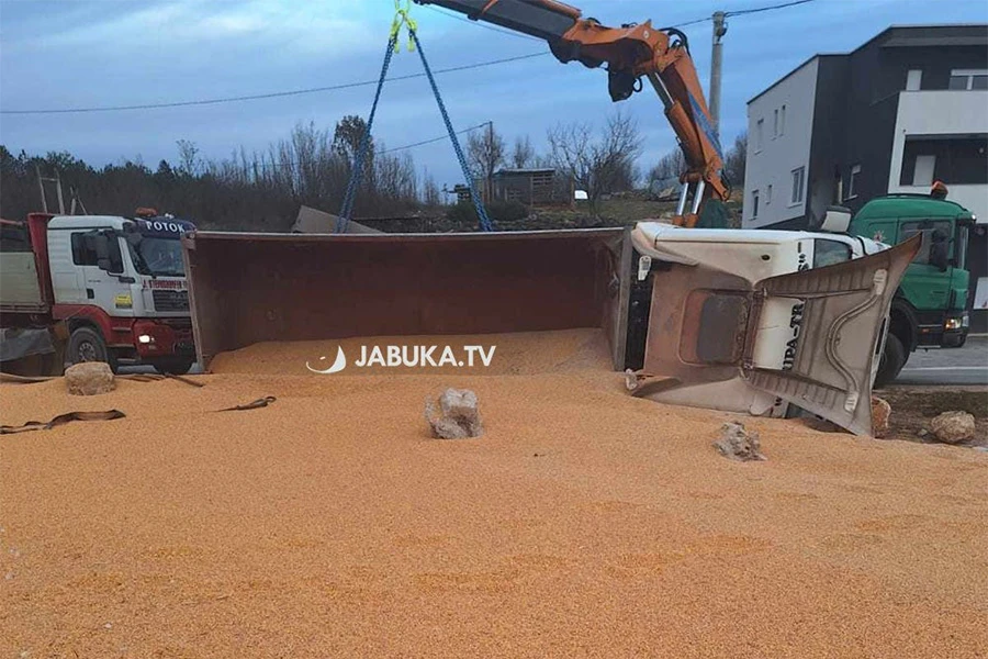 VIDEO | Tegljač pun kukuruza prevrnuo se kod Širokoga Brijega