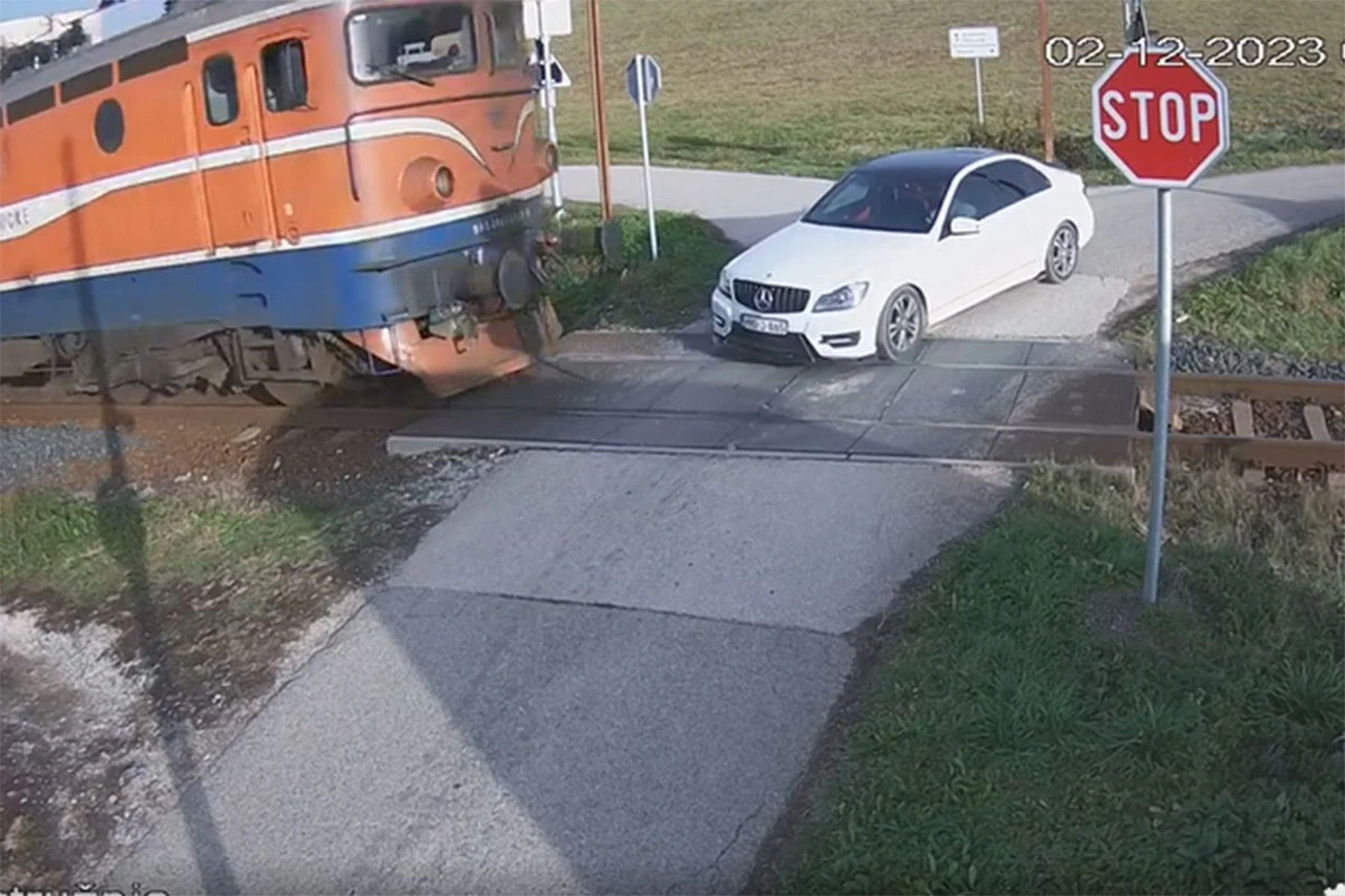 VIDEO Nesreća izbjegnuta za dlaku: Mercedesom izašao na prugu...