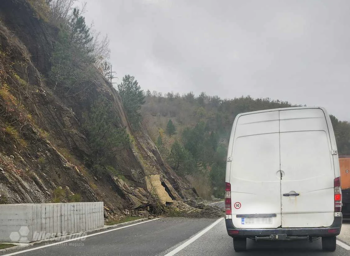 Stanje na cestama: Odroni, kiša, kamenje, konji...