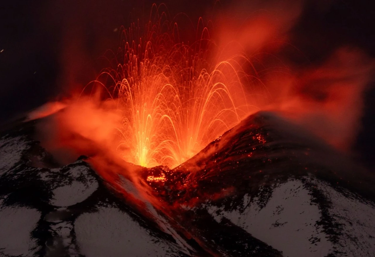 Etna ponovno izbacuje lavu