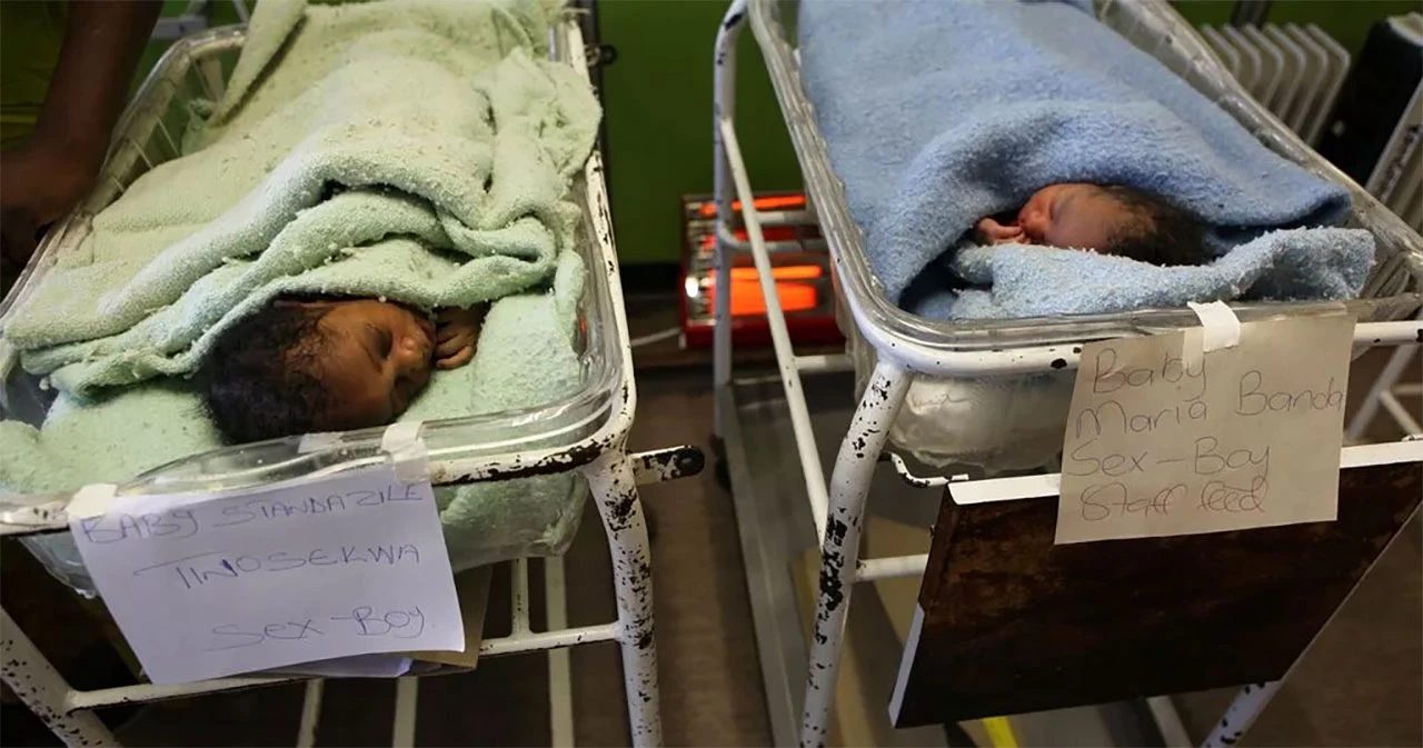 Sedamdesetogodišnjakinja iz Ugande rodila blizance, suprug nestao