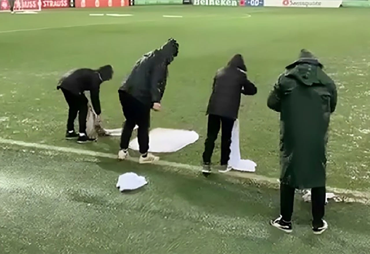 VIDEO | Slovenci ručnicima pokušali pokupiti vodu s travnjaka