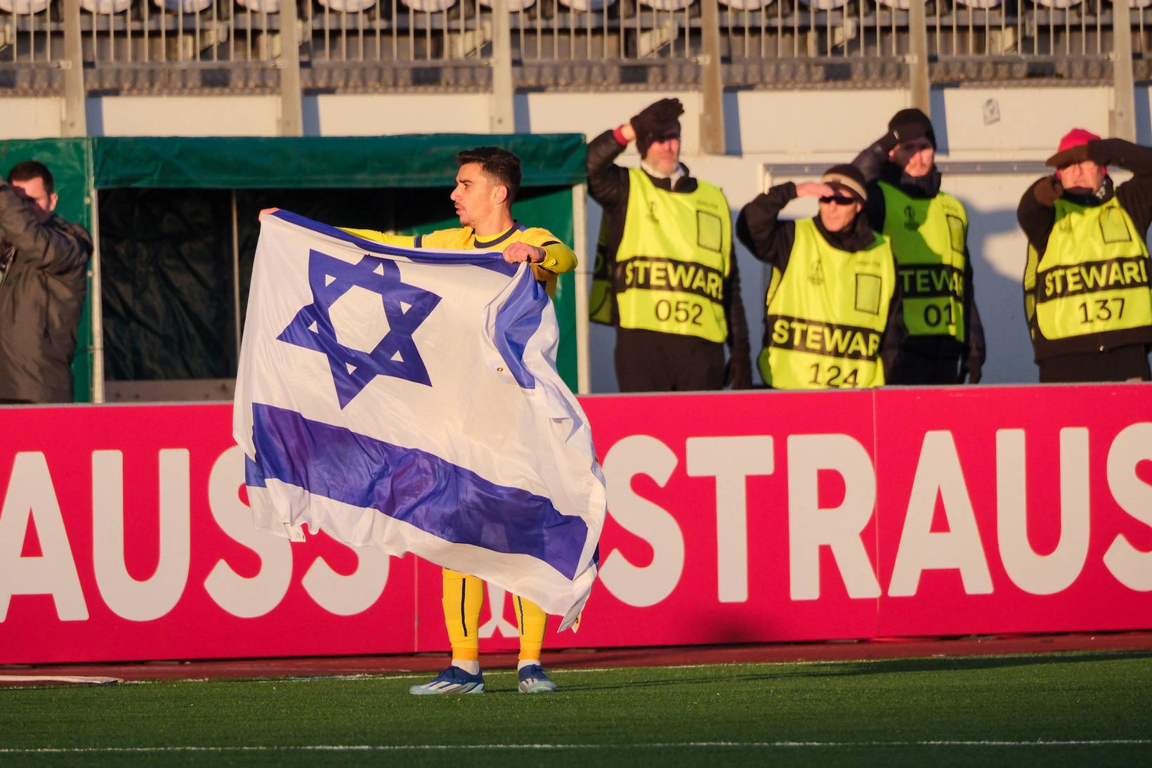 Slavio gol uz zastavu Izraela, Bilbija mu pokazao žuti karton