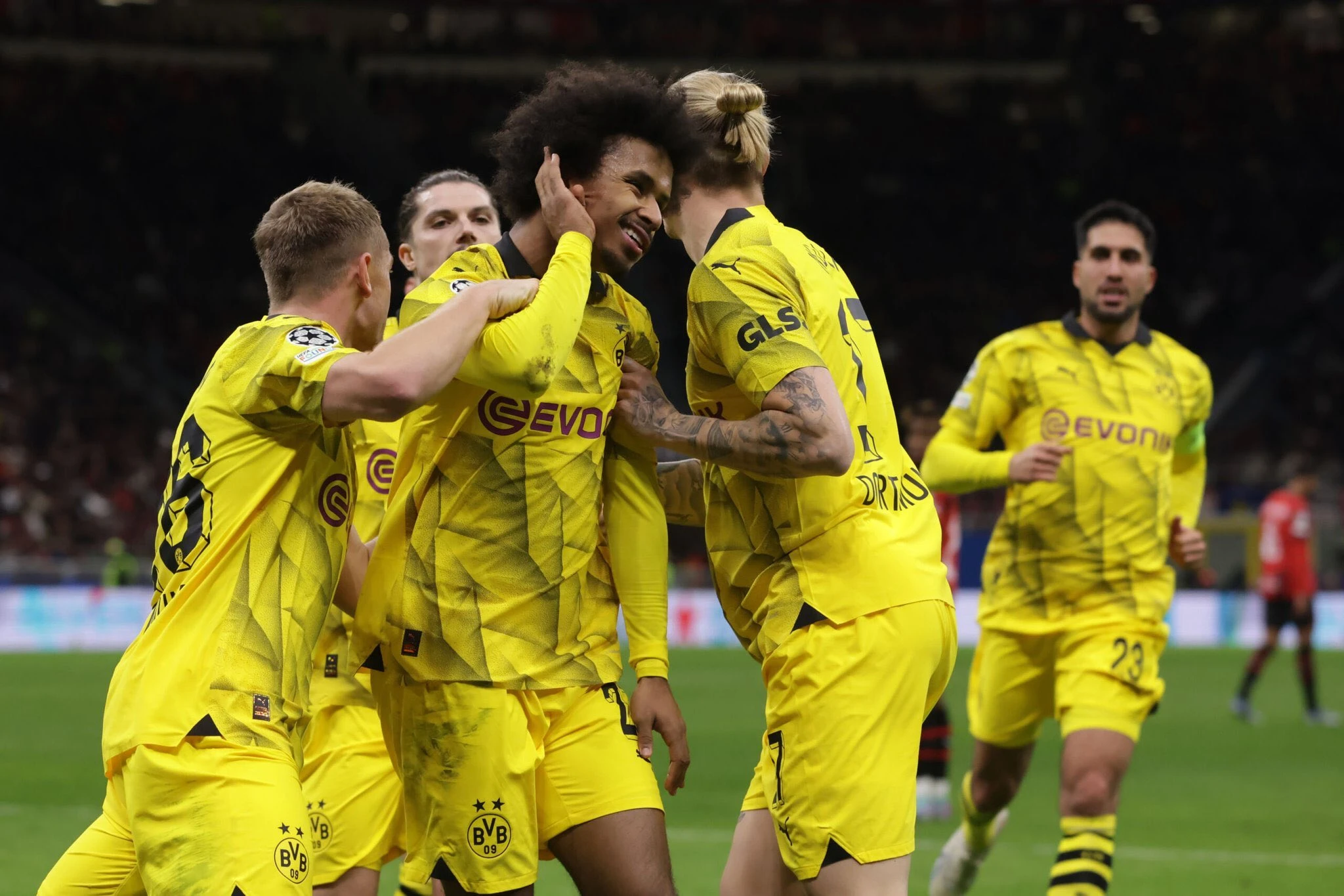 Borussia slavila u Milanu, PSG do boda u sudačkoj nadoknadi