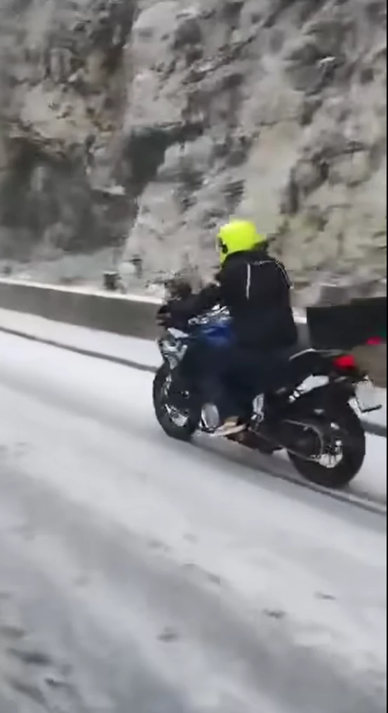 Zimski rally na splitskom asfaltu: Motociklist odlučio testirati ljetne gume na snijegu