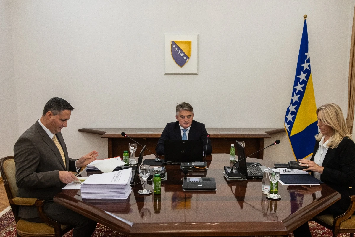 Predsjedništvo BiH - Komšić da pozove papu Franju u službenu posjetu BiH