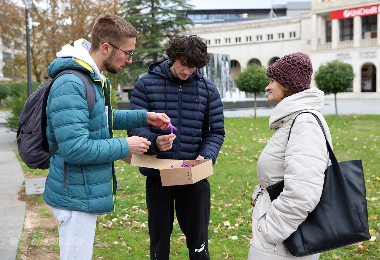 Studenti u akciji protiv nasilja: Vrpce u znak solidarnosti