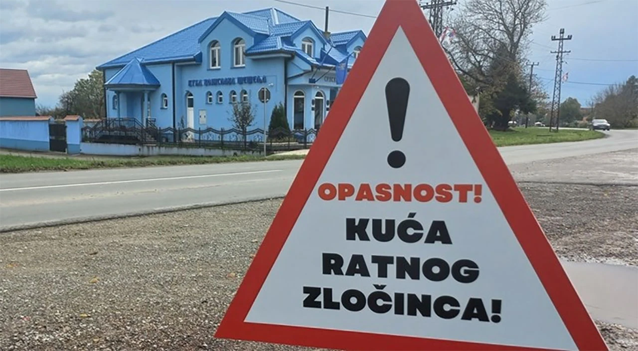 Ispred Šešeljevog doma postavljen znak: 'Opasnost! Kuća ratnog zločinca!'
