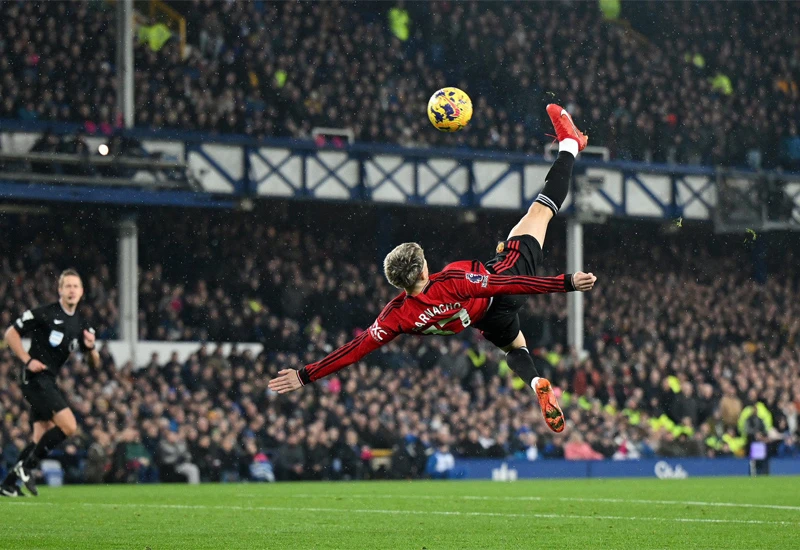 Treća uzastopna pobjeda Manchester Uniteda, Villa bolja od Tottenhama