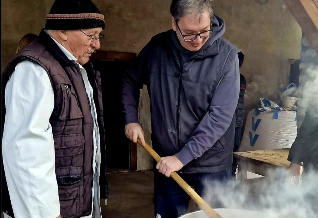 Predsjednik na svinjokolju: Vučić pokazao kako se rade čvarci