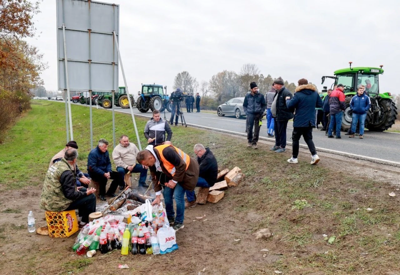 Hrvatski farmeri noć proveli u traktorima uz vatru 