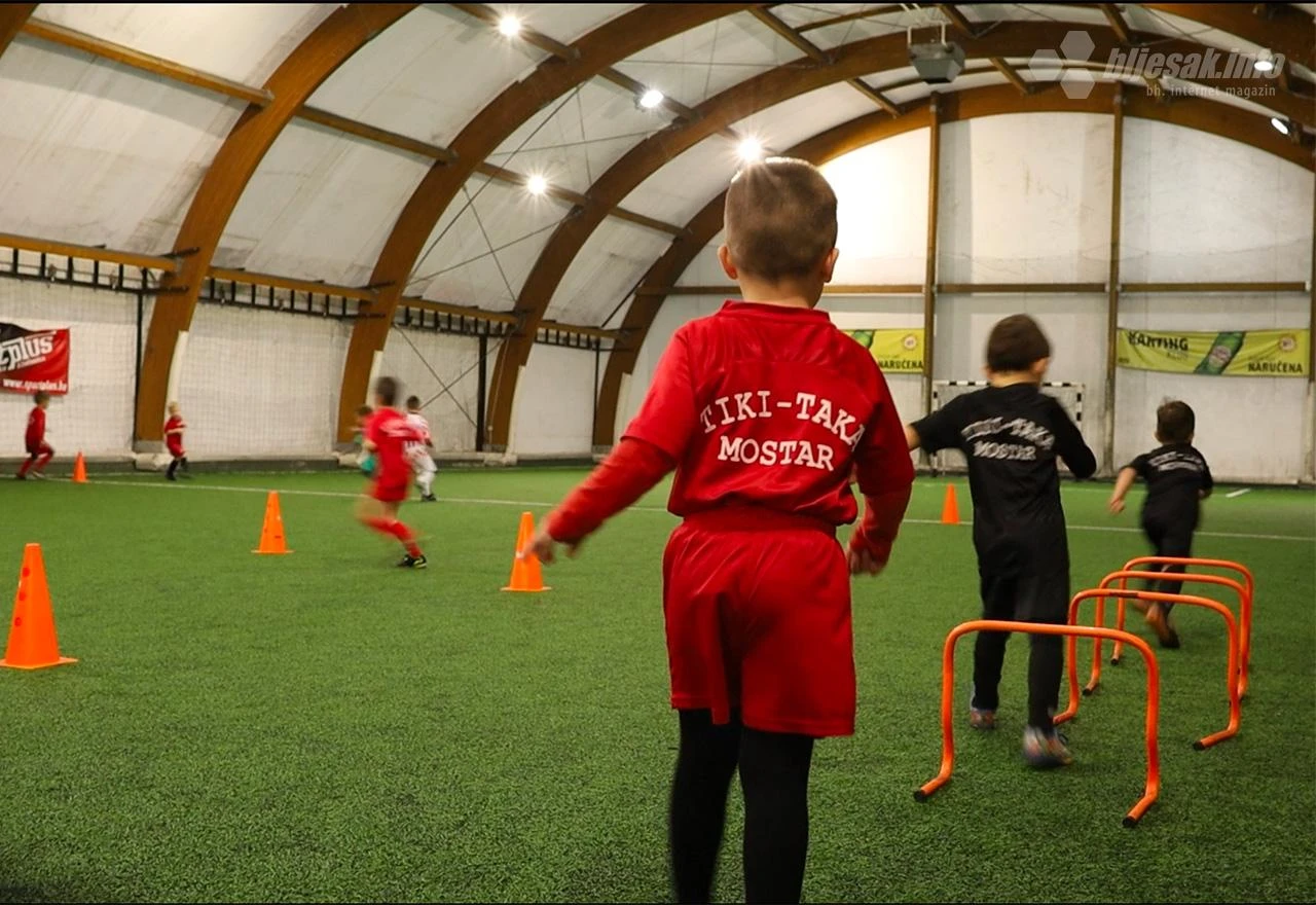 VIDEO | Dječaci i djevojčice ujedineni na terenu - nogometna škola koja osnažuje zdravlje i prijateljstvo