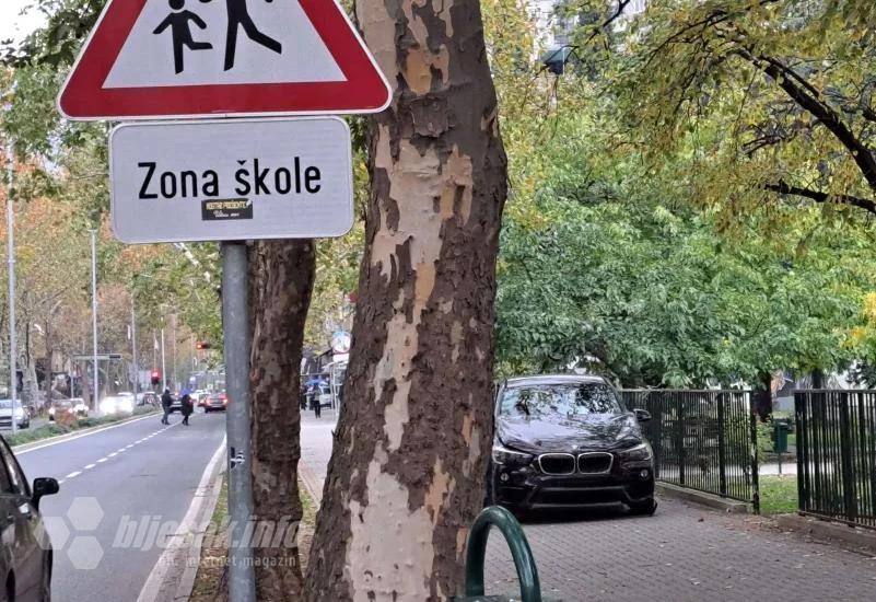 FOTO | Mostar: Nakon sudara BMW završio na nogostupu kraj škole