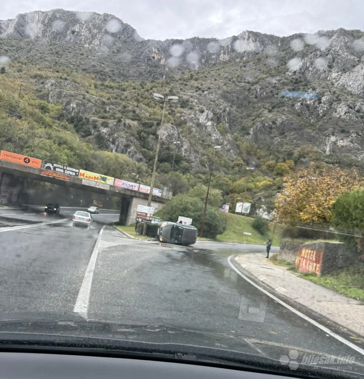 Mostar: Prevrnuo se automobil