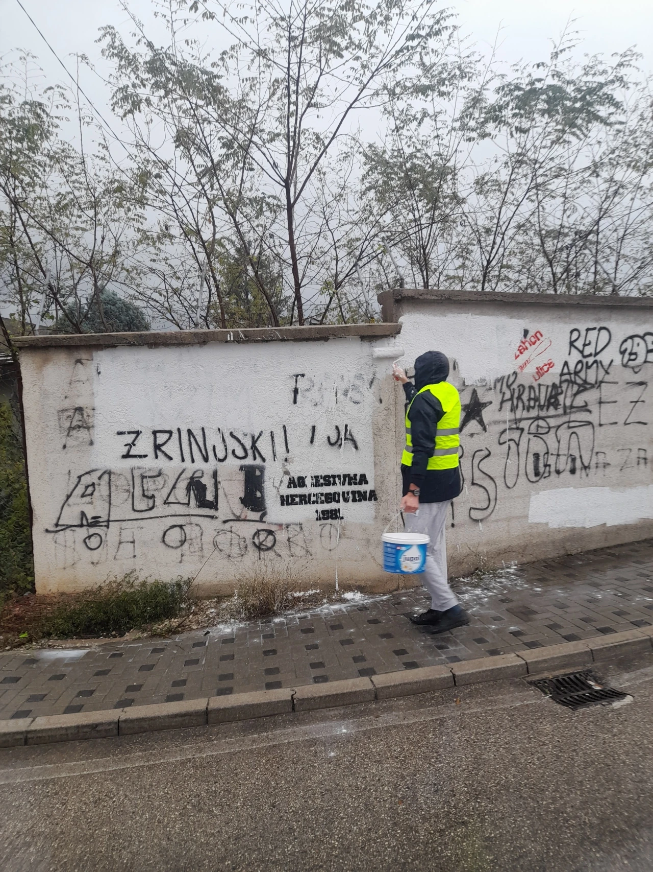 Vijećnik prebojao grafite mržnje u Vrapčićima: Račun će ispostaviti Gradskoj upravi 