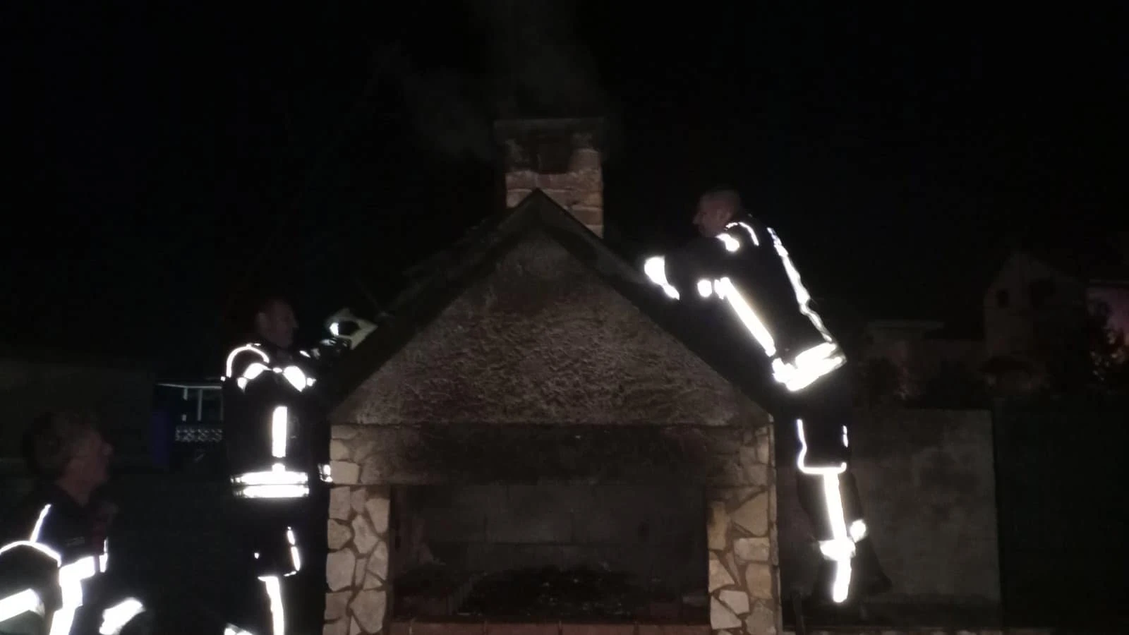 U Čapljini gori deponija, u Mostaru izgorio krov na kaminu