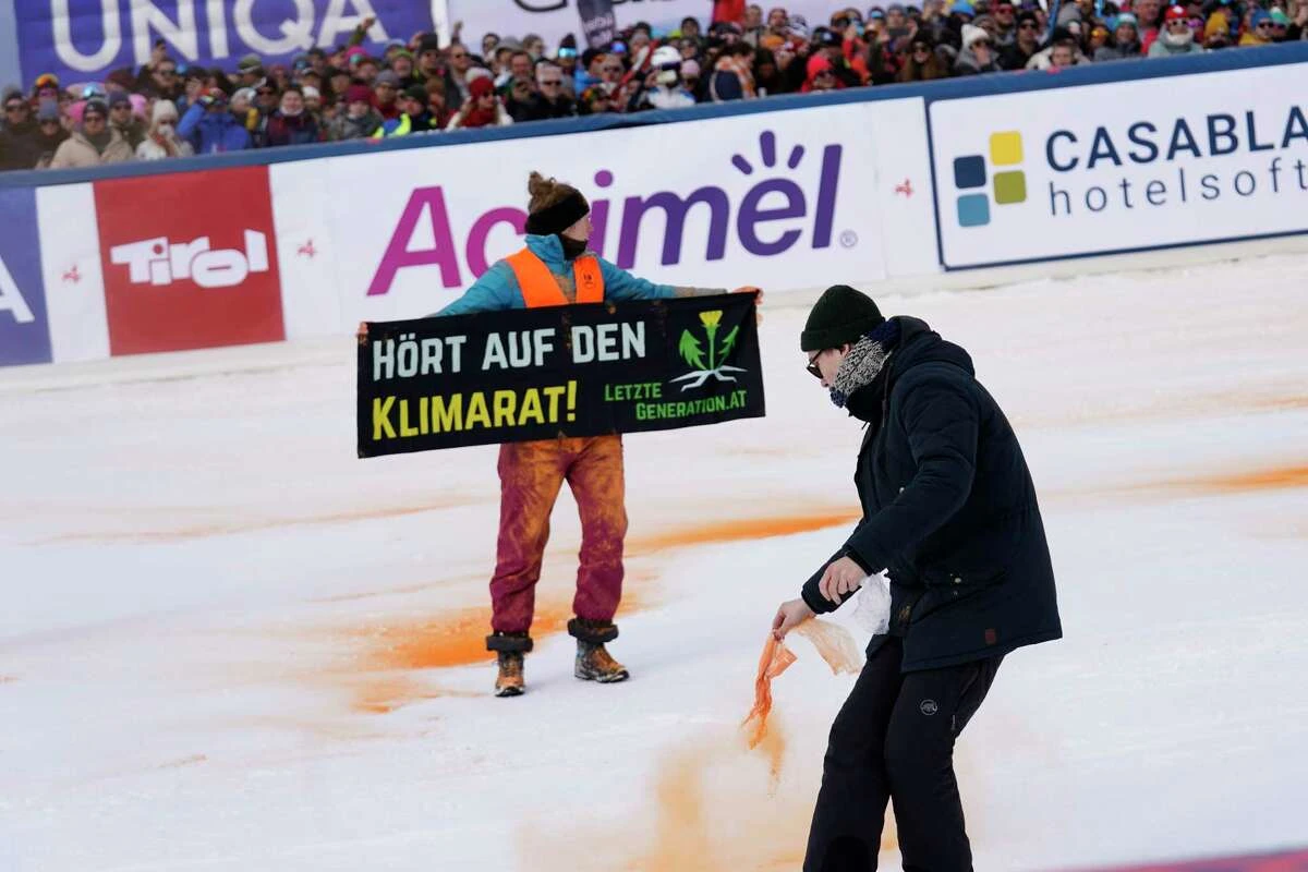 Austrijanci dominirali, aktvisti napravili incident 