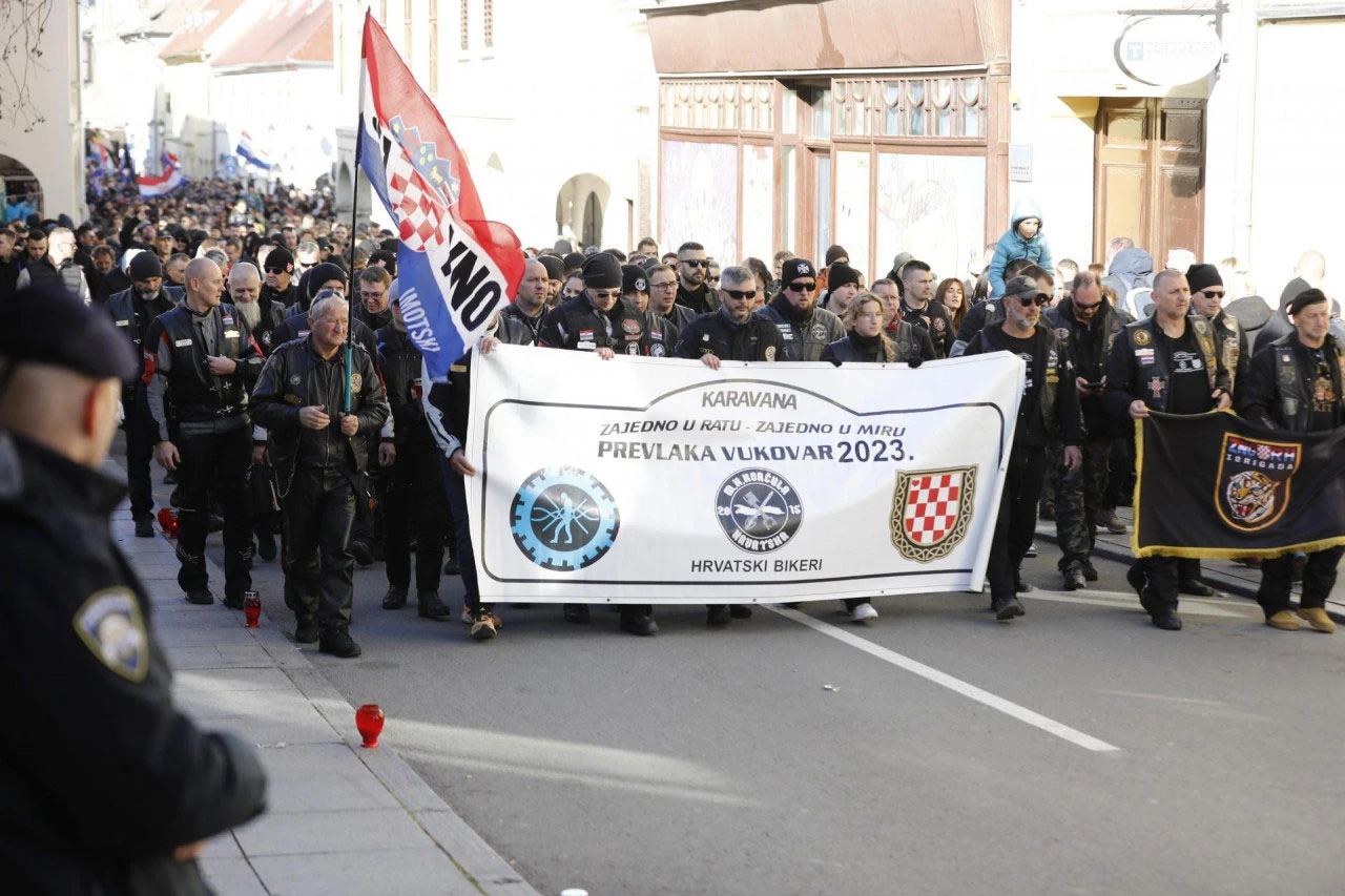 Kolona bez kraja: Mnoštvo ljudi u odavanju počasti žrtvi Vukovara