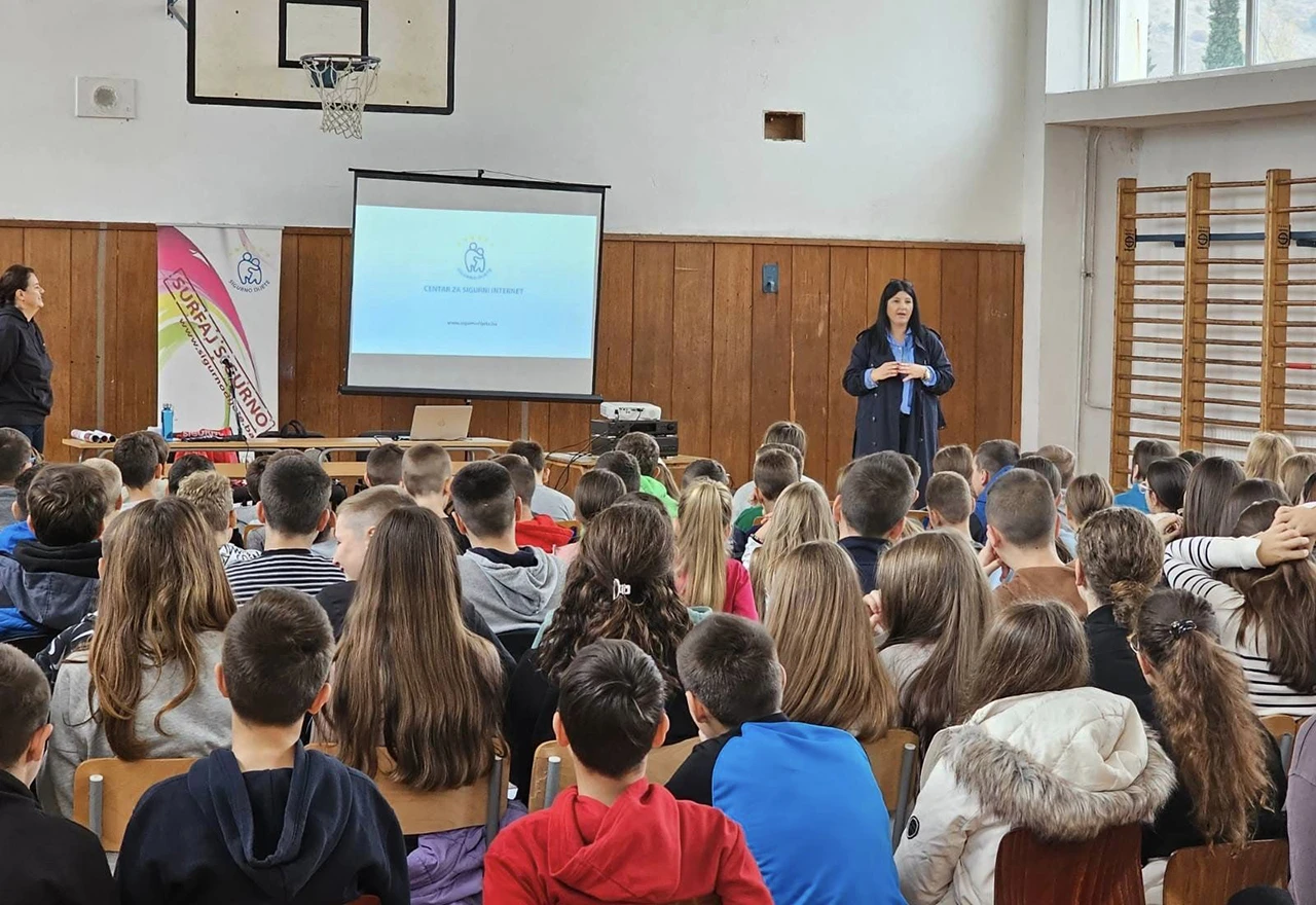 Na Buni održano predavanje ''Vršnjačko nasilje i opasnosti od interneta''