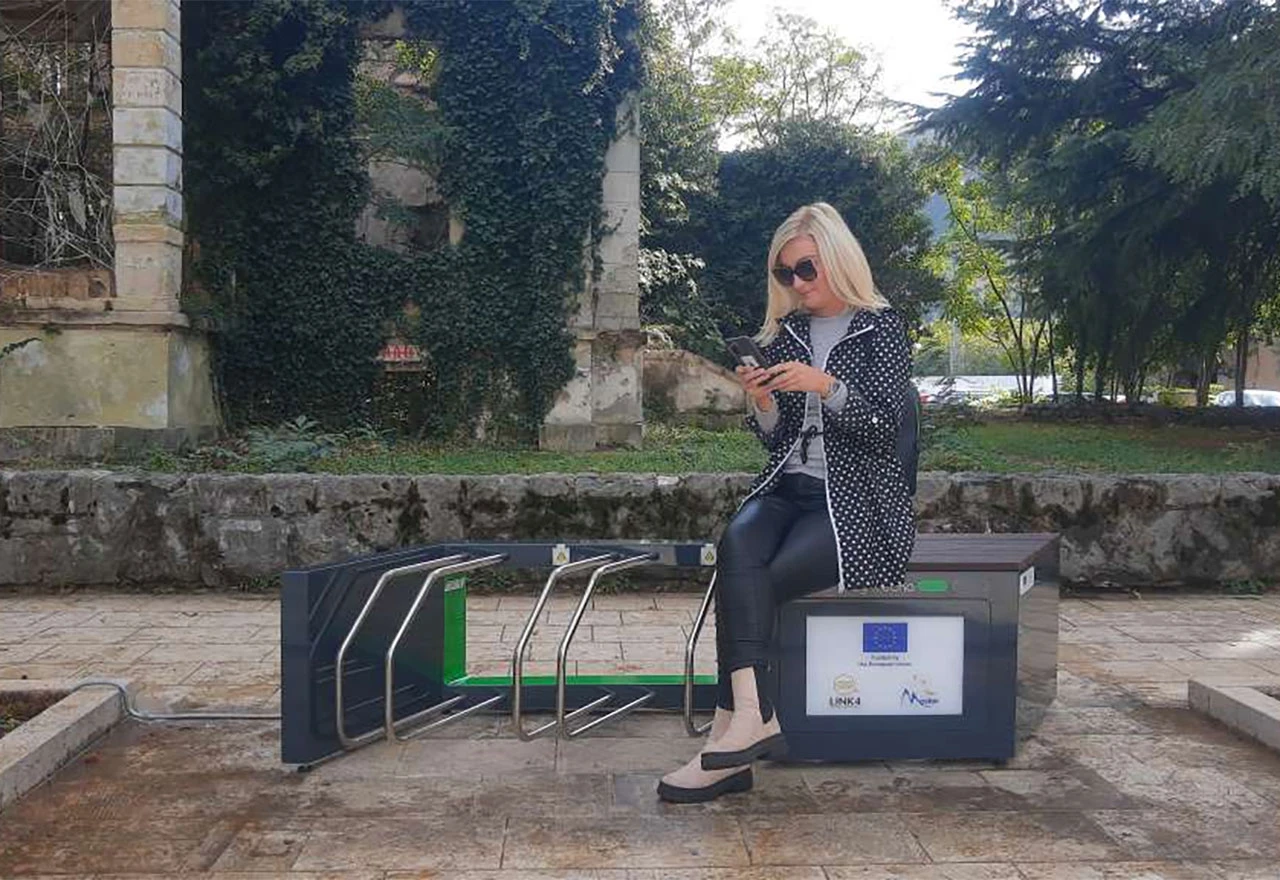 12 pametnih klupa u 12 lokalnih zajednica u BiH
