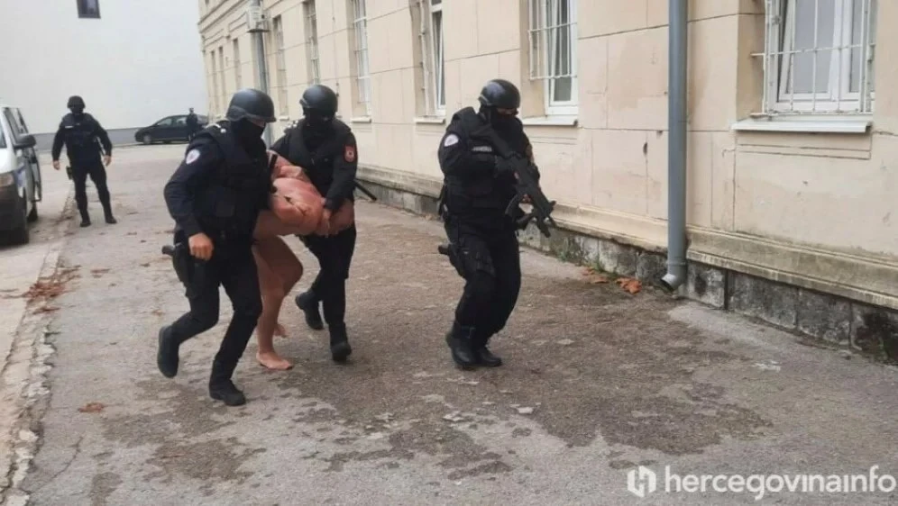 Uhićen u gaćama | Muškarac iz Dubrovnika oteo djevojku, pa uhvaćen u Trebinju