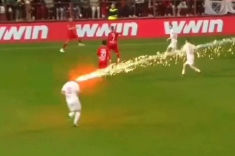 VIDEO | Igrač Zrinjskog zamalo pogođen raketom na stadionu Rođenih