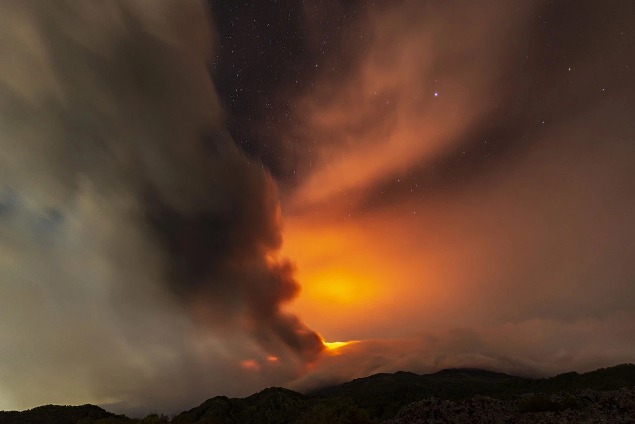 Vulkan Etna ponovo eruptirao, izbacuje lavu i pepeo
