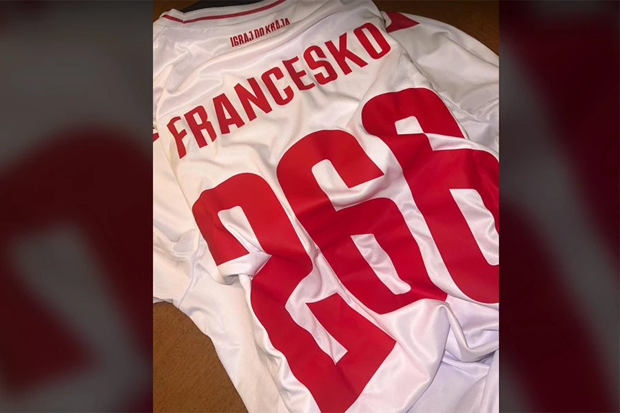 Papa Franjo na poklon dobio dres Zrinjskog sa svojim imenom