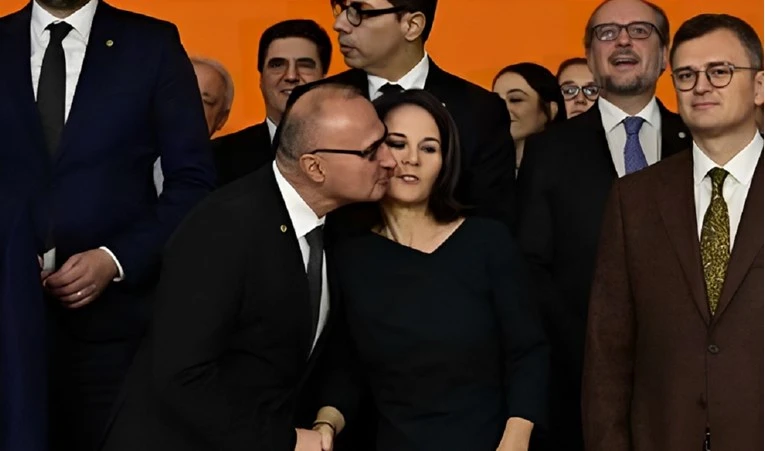 Grlić Radman u Saboru objašnjavao zašto je pokušao poljubiti njemačku ministricu, optužio i Milanovića